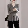 Top de punto con dobladillo de cola de pez de diseño japonés y coreano transfronterizo para mujer, nuevo top de cuello en V para otoño e invierno 2026