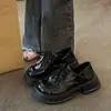 Zapatos de cuero estilo británico con suela gruesa para mujer, nuevo modelo de otoño 2026, mocasines negros versátiles estilo colegial para aumentar la altura en personas menudas