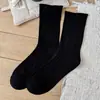 Meias simples listradas de comprimento médio para mulheres, perfeitas para o início do outono, criando um visual descontraído e confortável, adequadas para sandálias Birkenstock, com punhos elásticos e design sem costura, atacado