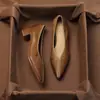 Sapatos Baixos de Salto Médio Grosso Bico Fino Estilo Coreano Retro Moderno Macios Gigantes para Mulheres Sapatos de Vovó Versáteis Confortáveis Sapatos de Couro Pequenos para Trabalho