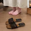 Estilo de hada con sandalias de verano antideslizantes de moda 2026, pantuflas planas plateadas de suela blanda para mujer, sandalias de una tira para exteriores