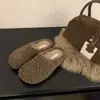 Chinelos de pelúcia retrô para mulheres, adequados para uso externo, estilo de inverno novo e moderno 2026, chinelos de algodão preguiçosos sem cadarço com biqueira fechada