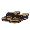 Sandalias de cuña para mujer transfronterizas 2026 verano nuevas chanclas florales estilo europeo y americano suela gruesa talla grande chanclas de playa