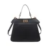 2026 Nuevo Modelo Transfronterizo Nicho Elegante Versátil Doble Cara Cerradura Bolso de Mano Bolso Cruzado Cadena Bolso para Labial Bolso de Alta Calidad para el Trabajo