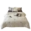 Juego de ropa de cama estilo pastoral con bordado floral, ultra suave y cálido para camas individuales o dobles, hecho de algodón puro con acabado cepillado, disponible en juegos de tres o cuatro piezas, con cálidos diseños en color rosa té.