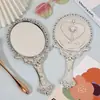 Espejo con Mango Electrochapado Retro Ovalado Estilo Europeo Espejo de Mano Patrón Espejo de Maquillaje Pequeño Portátil Estilo Antiguo Espejo Pequeño