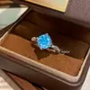 Transmisión en Vivo de Nuevos Anillos Octagonales Corte Rosa Más Vendidos, Anillos de Moda con Incrustaciones de Diamante de Alto Carbono y Piedras Preciosas de Flor de Rosa para Mujeres