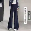 Calça atlética feminina estilo americano, fluida, elástica, de cintura alta, levemente flare, coleção outono 2026, casual, slim-fit e que valoriza a silhueta.