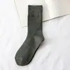 Nuevos calcetines de otoño e invierno para mujer hasta la pantorrilla estilo coreano calcetines de algodón de color liso calcetines para mujer estilo coreano hasta la pantorrilla