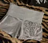 Shorts de moda Y2K con cintura ancha plegable y estampado de alas de ángel, ajustados y ceñidos a la cadera, tipo hot pants deportivos casuales para chica hot