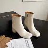 2026 Novas Botas Curtas Elegantes com Salto Bloco e Bico Quadrado Moda Versátil Bico de Maçã Preto Temperamento Versátil para o Dia a Dia Botas de Combate