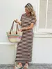 Vestido longo listrado de manga curta para mulheres, vestido de verão soltinho estilo férias, vestido casual de praia transfronteiriço europeu e americano