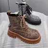 Botines cortos estilo Martin para mujer con forro de polar, nuevos para otoño e invierno 2026, con estampado de leopardo, cordones, estilo workwear biker, versátiles, modernos, de algodón