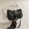 Nova bolsa de motocicleta de nicho de alta qualidade 2026, doce e legal, estilo hot girl, bolsa de axila, bolsa de ombro moderna transfronteiriça, bolsa de trabalho feminina