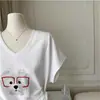 Camiseta de Manga Corta con Cuello en V y Estampado de Dibujos Animados en el Hombro Derecho Estilo Americano para Mujer en Verano con Diseño de Cintura Asimétrica Fruncida y Corte Ajustado