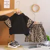 2026 Nuevo Estilo Niños Estampado de Leopardo Cuello Solapa Manga Corta Moda Infantil Estampado de Letras Conjunto de Dos Piezas Verano Venta al por Mayor