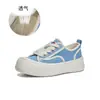 Tênis branco de lona feminino, novo outono 2026, sapatos casuais de moda com sola grossa, sapatos femininos versáteis estilo universitário