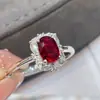 Anel de Zircônia Vermelha Cravejado com Diamantes, Exquisito, Simples e Generoso, Ajuste Aberto, Atacado de Joias Europeias e Americanas para Transmissões ao Vivo no TikTok