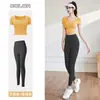 Nuevo conjunto de yoga de manga corta OEM secado rápido top corto body deportivo para mujer con cuello en V y almohadillas en el pecho, personalizable