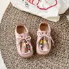 Zapatos Birkenstock para Niñas Otoño 2025 Nuevo Estilo Zapatos Individuales Retro Infantiles Zapatos para Niñas Zapatos Canguro de Suela Blanda Zapatos de Cuero para Niñas