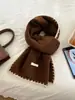 Bufanda de punto roja de lana estilo Chanel de alta calidad para mujer, calentador de cuello premium cálido transfronterizo de invierno del fabricante