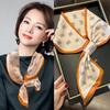 Corea del Sur pata de gallo primavera y verano seda artificial doble capa satén perezoso cruz biselada bufanda pequeña para oreja de mujer todo a juego