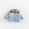 Chamarra de Algodón con Solapa de Bloques de Color para Bebé Invierno 2026 Niños Ropa Exterior Acolchada Engrosada Ropa de Algodón Infantil de Dibujos Animados zdw6688