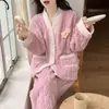 Pijama de Terciopelo Coral para Mujer en Otoño e Invierno Nuevo Estilo Forrado de Felpa Engrosado Cálido Dulce Franela Se Puede Usar Fuera de Casa Conjunto de Ropa para el Hogar