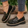 Zapatos planos grandes para mujer de comercio exterior transfronterizo modelo nuevo 2026 suela gruesa estilo europeo y americano versátiles patrón de cocodrilo zapatos pequeños de cuero para mujer al por mayor