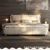 Cama de cuero de lujo ligero estilo italiano, cama con respaldo alto tapizado, ribete metálico en el extremo, dormitorio principal, cama doble, cama de cuero moderna minimalista
