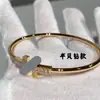 Pulseira em T, design clássico duplo T, banhada a ouro 18K de alta qualidade, estilo de luxo leve, elegante pulseira de letras com madrepérola branca e pedra semipreciosa