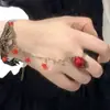 Pulsera de encaje con cadena de flor de rosa negra, inspirada en lo vintage, de alta gama - un diseño lujoso y único que combina una pulsera y un anillo