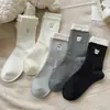 Meias de Meia-Perna com Bordado de Urso em Renda para Mulheres, Algodão Penteado Color-Blocking, Estilo Versátil e Fashionável para o Dia a Dia, Meias Longas Tendência, Meias Largas