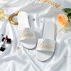 Chinelos Bordados Novos para Casamento Madrinhas Femininos Chinelos de Cetim Vermelho para Casamento Sapatos Combinando com o Robe da Noiva Mulheres