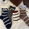 Calcetines Rayados para Mujer con Colores Contrastantes, Etiqueta de Tela con Letras de Doble Puño, Calcetines de Tubo Medio, Algodón, Absorbentes del Sudor, Transpirables, Calcetines Caídos Estilo Ins