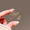 Broche Rosa Vazado para Mulheres, Design de Luxo Leve de Nicho, Alfinete de Metal, Corsage de Rosa Exquisito, Acessório de Roupa