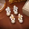 Brincos de Pérola com Flor de Borboleta Estilo Retro de Hong Kong Moda de Alto Padrão Brincos Estéreo Exquisitos Brincos Gentis e Versáteis para Mulheres