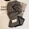 Bufanda tejida de pata de gallo transfronteriza para mujer, cálida de invierno, cortavientos, moda coreana, con letras, versátil para estudiantes
