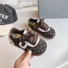 Zapatillas de niña estilo coreano, nueva colección primavera/otoño 2026, zapatos de malla transpirables para niños, zapatillas de entrenamiento alemanas para bebé, bailarinas de lunares para niña