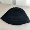 Sombrero de pescador simple de punto de color liso estilo japonés para mujer, nuevo modelo de invierno 2026, que adelgaza la cara, protege los oídos, cubre la cabeza, sombrero tipo cubo