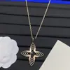 Collar Nuevo Modelo de Marca de Lujo Transfronteriza Europea y Americana 2025 con Logo y Letras Incrustadas de Diamantes para Mujer, Sensación de Alta Gama, Fotos Reales, Collar al por Mayor