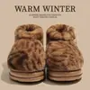 Pantuflas de algodón con estampado de leopardo retro, estilo nuevo 2026, forradas de lana de cordero, felpa engrosada, adecuadas para usar en interiores y exteriores, antideslizantes, cálidas, zapatos de algodón para mujer
