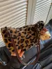 Bolso de felpa transfronterizo para mujer invierno 2026 estampado de leopardo estilo nuevo moderno versátil de un solo hombro axila bandolera bolso de viajero bolsa de albóndiga