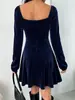 Vestido Corto de Terciopelo con Cuello en V Estilo Europeo y Americano Nuevo para Mujer 2026, Otoño e Invierno, Mangas Abullonadas, Ceñido a la Cintura, Adelgazante, Corte en A