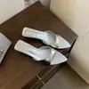 Sandálias de salto agulha prateadas estilo francês com bico fino e abertura tipo boca de peixe para mulheres, novo lançamento verão 2025, trendy da ins, nicho versátil, salto alto