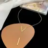 Collar de Acero de Titanio con Colgante Personalizado en Forma de V de Temperamento para Mujer, Joyería de Alta Gama en Oro de 18 Quilates, Cadena para Suéter con Diseño de Nicho