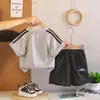 Roupa Infantil para Meninos, Conjunto de Roupa de Verão 2026 Novo Estilo, Conjunto Esportivo de Duas Peças com Manga Curta Estiloso para Meninos