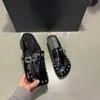 Sapatos femininos de sola grossa, novo estilo outono 2026, que aumentam a altura, versáteis, modernos, com decoração de rebites, tamancos populares fechados para mulheres