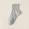 Calcetines de hombre desodorantes absorbentes de sudor primavera y otoño cuatro estaciones calcetines de algodón calcetines deportivos para mujer al por mayor