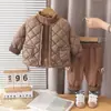 Nuevo atuendo de otoño e invierno para niños: conjunto de chaleco a cuadros para niños con forro polar y engrosado y chaqueta de algodón, un conjunto de tres piezas moderno